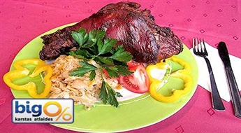 Кафе Aleks Lukss предлагает вкусную свиную рульку в гарнире с тушеной капустой!