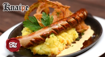 Cepamdesa Octoberfest Bratwurst ar kartupeļu biezeni, štovētiem kāpostiem, kraukšķīgiem sīpolu riņķīšiem un sinepju mērci vācu krodziņā KNAIPE – 51%