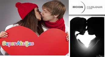 Romantiska fotosesija Valentīndienas noskaņās (līdz 4 cilvēkiem) jaunajā fotostudijā Moon Parlour!