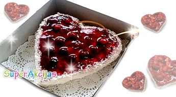 Сказочно вкусный торт с натуральными взбитыми сливками и клюквой  - в форме СЕРДЦА!