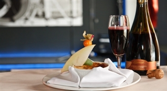 Debešķīgs piedāvājums 2 personām: Aromātiska dzirkstošā vīna glāze Lambrusco Grasparossa di Castelvetro, lai atminētos vasaras siltos pieskārienus un gardus Creme Brulee omulīgai labsajūtai ar 62% atlaidi!