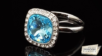 Rets apzeltíts gredzens "Bella II" ar gaiši ziliem Swarovski Elements kristāliem ierāmējumā no caurspīdīgiem Austrijas fianītiem.
