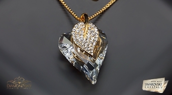 Классика и романтика в одном кулоне! Романтичный кулон “Аншанте” с ярким кристаллом Swarovski™ в виде сердечка.