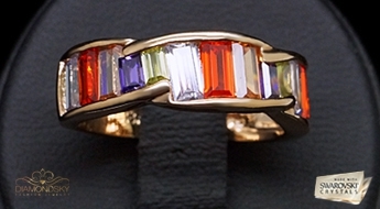 Apzeltīts gredzens "Krāsu Līnijas II" ir izgreznots ar krāsainiem Swarovski™ kristāliem.