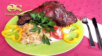 Кафе Aleks Lukss предлагает вкусную свиную рульку в гарнире с тушеной капустой!