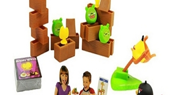 7Ls/9.96€ par jautru spēli bērniem "Angry Birds" ar blokiem lai veidotu barjeras, putnu šausanas mehānismu un kāršu spēli! Liela smieklu deva garentēta!