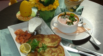 Вкуснее не может быть! Картофельные драники с малосольным лососем и сметанным соусом + суп дня от кафе „Bulvāris”