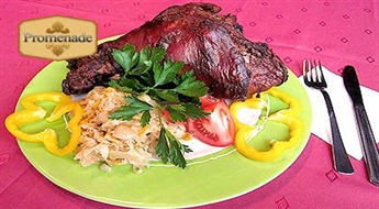 Кафе Aleks Lukss предлагает вкусную свиную рульку в гарнире с тушеной капустой!