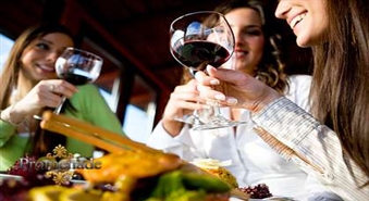 Gruzīnu virtuves uzkožu asorti un vīna pudele divām personām ar atlaidi 30%!