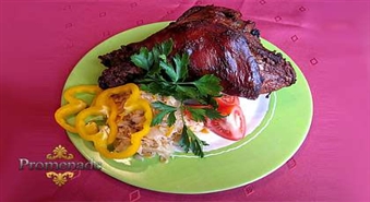 Кафе Aleks Lukss предлагает вкусную свиную рульку  (1,5кг) в гарнире с тушеной капустой со скидкой 45%, только за 3,45 Ls!