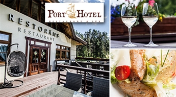Port Hotel restorāns: Cēzara salāti (ar bekonu vai vistas gaļu) + glāze vīna - 50%