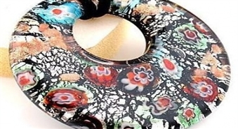 Roku darbs: Skaista dāvana- kvalitatīva kaklarota no “Murano” stikla dažādās formā+ kakla siksniņa+ dāvanu maisiņš ar 72% atlaidi, tikai 1,96 Ls!
