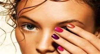 Королевский подход! Закажите салон красоты на дом – классический маникюр + педикюр + покрытие простым лаком со скидкой 50%.