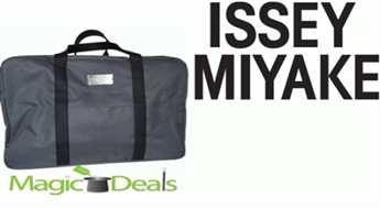 Issey Miyake ceļojumu soma tumši pelēka (izmēri 45x14x32).