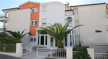 Villa Mihaela vai Tamaris 5 naktis, 4 personām, 3 zvaigžņu Apartamentos Horvātijā-Trogiras Rivjērā uz Čiovo salas, Okrugs Gornijs Jūlijā vai Augustā!