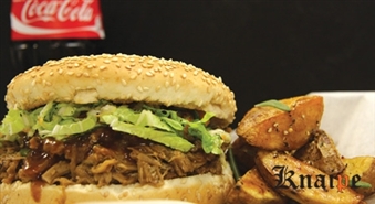 Mmm... garšīgi! Amerikāņu “Pulled Pork” burgers + fritētas kartupeļu daiviņas + Coca-cola, Fanta vai Sprite krodziņā “Knaipe” ar 55% atlaidi!