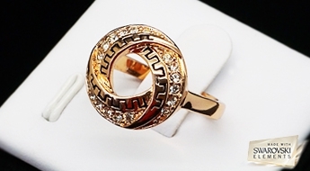 Apzeltīts gredzens ar ēģiptiešu dizainu, rotāts ar Swarovski™ kristāliem. Lielisks mirdzums un skaistums!