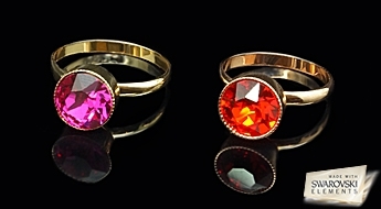 Стильное кольцо “Очарование” с классическими формами и кристаллом Swarovski Elements насыщенного оттенка.