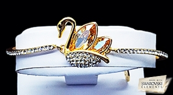 Красивый браслет “Принцесса-Лебедь” с оригинальным дизайном, выполненный из с использованием золотых кристаллов Swarovski Elements™.