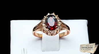 Великолепное кольцо “Кристальный Рубин” с искрящимся блеском кристаллов Swarovski Elements.