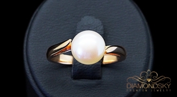 Zelta gredzens "Galossa" (585 prove) ar mākslīgo pērli klasiskā ietvarā.