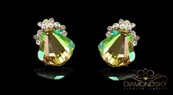 Сверкающие позолоченные сережки “Кристалина III” с красивыми кристаллами Swarovski™ прозрачного цвета.