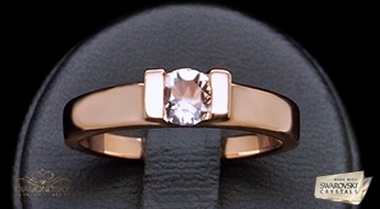 Позолоченное кольцо “Новая Классика II” в классическом исполнении с кристаллом Swarovski™.
