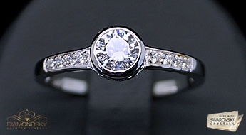 Позолоченное кольцо “Новая Классика II” в классическом исполнении с кристаллом Swarovski™.