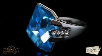Восхитительное позолоченное кольцо “Небесное Очарование” с уникальным кристаллом Swarovski™ небесного цвета.