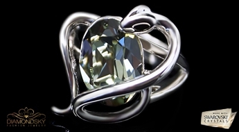 Позолоченное кольцо “Искусительница” с интересным дизайном и кристаллом Swarovski™.