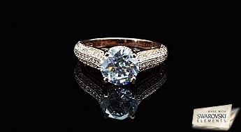 Elegants apzeltīts gredzens "Junona II" ar Swarovski Elements kristaliem un ieramējums no caurspīdīgiem Austrijas fianītiem.