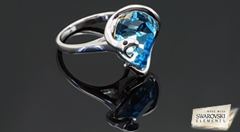 Apzeltīts kulons "Kārdinātaja" ar interesantu dizainu un gaiši zilu Swarovski Elements™ kristālu.