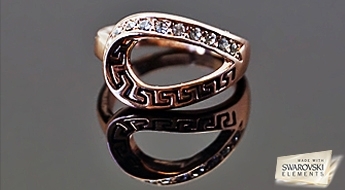 Apzeltīts gredzens "Meandra" ar unikālu grieķu dizainu un inkrustāciju no caurspīdīgiem Swarovski Elements™ kristāliem.