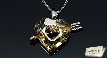 Купидон не промахивается! Обворожительный кулон “Стрела Купидона” с кристаллом Swarovski Elements™ золотого цвета в виде сердца.