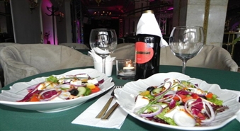 Bārs-klubs AmPir Vecrīgā piedāvā –  divas garšīgas „Grieķu” salātu porcijas ar itāļu sarkanvīna pudeli ar 61% atlaidi!