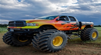 Kļūsti par „Monster truck“ stūrmani trasē