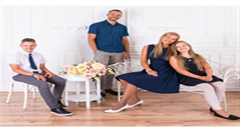 Skaista ģimenes fotosesija fotostudijā