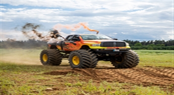 Brauciens ar „Monster truck“ trasē