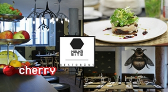 Трапеза в ресторане Старой Риги MELNĀ BITE