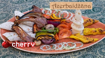Bagātīga maltīte restorānā AZERBAIDŽĀNA