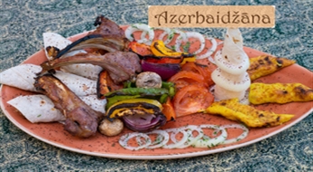 Bagātīga maltīte restorānā AZERBAIDŽĀNA