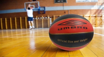 Klasiskā UMBRO basketbola bumba (piemērota arī spēlēšanai ārā) -59%