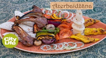 Bagātīga maltīte restorānā AZERBAIDŽĀNA