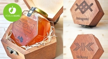 Сделано в Латвии! Подарочный комплект с медом в деревянной шкатулке с символикой Латвии