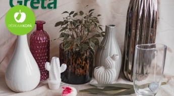 Керамические, фарфоровые и стеклянные вазы разных форм и размеров, а также ароматические свечи